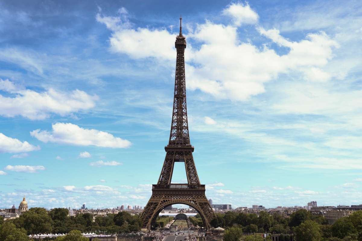 Foto della Torre Eiffel su cielo terso