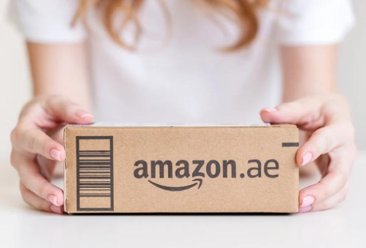 donna stringe tra le mani pacco amazon 