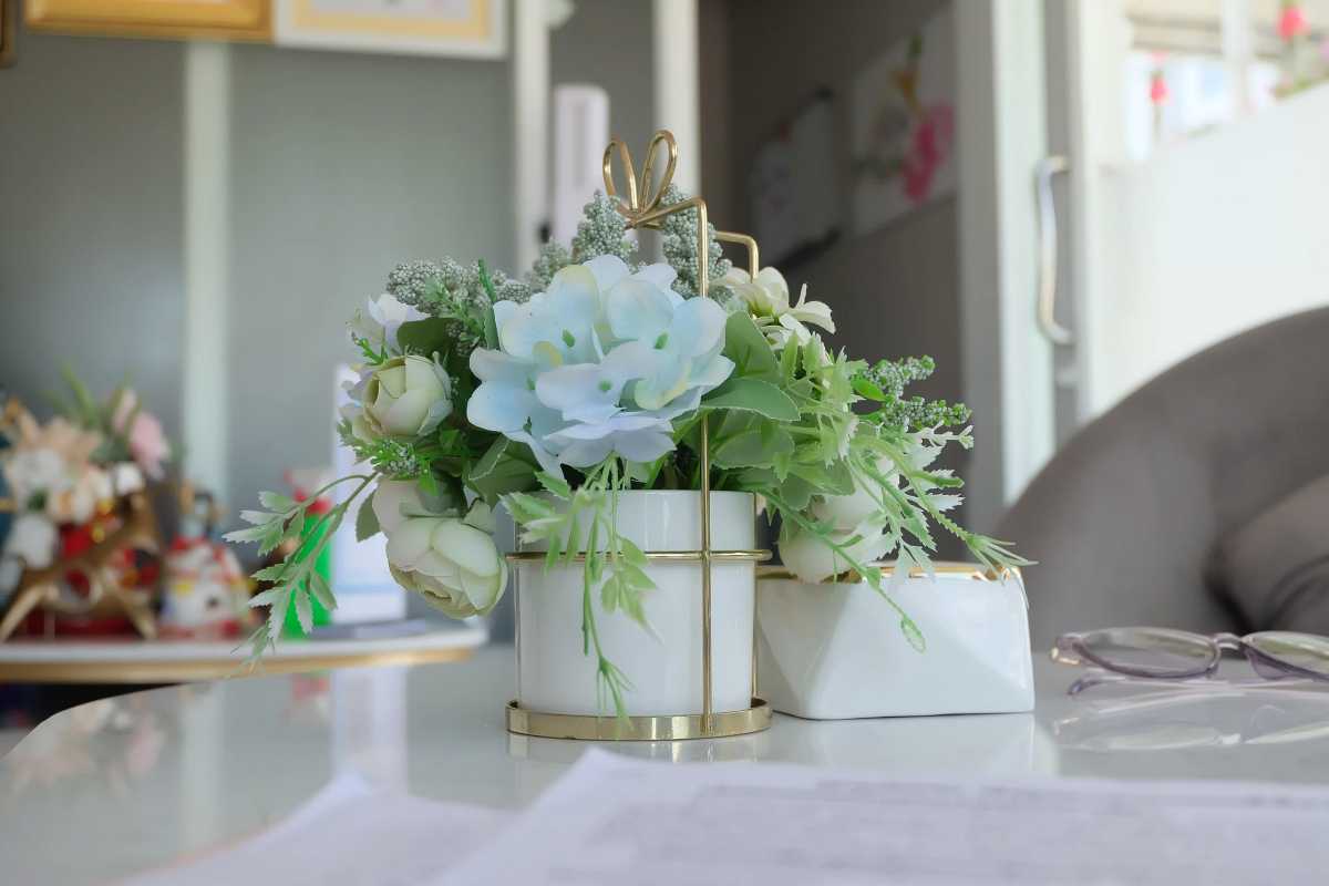 Un vaso in casa che contiene fiori finti