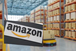 logo amazon e magazzino con pacchi